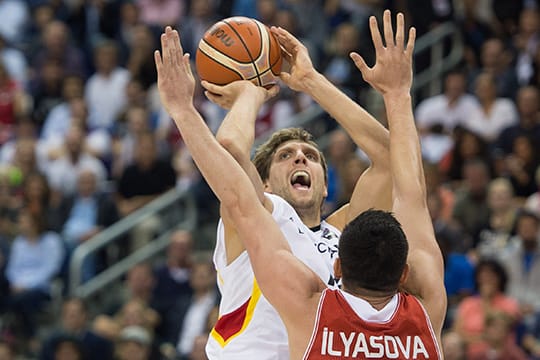 Da hilft es auch nicht, dass sich Dirk Nowitzki ganz lang macht. Die deutschen Basketballer verlieren ihr EM-Gruppenspiel gegen die Türkei.