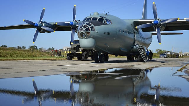 Ein russisches Transportflugzeug vom Typ Antanov AN-12.