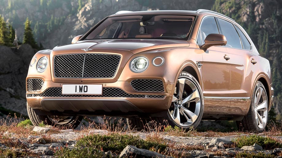 Exakt 301 km/h packt der neue Bentley Bentayga - verantwortlich dafür ist ein Zwölfzylinder mit 608 PS.