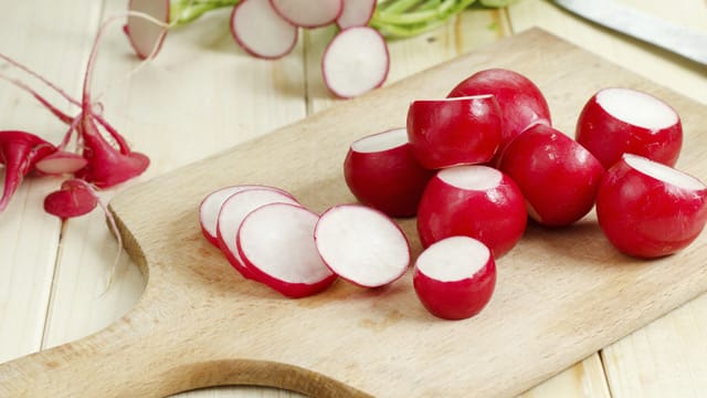 Radieschen sind besonders vielseitig: Sie eignen sich wegen ihres scharfen Geschmacks hervorragend in einer Kartoffel-Kresse-Suppe oder als Zutat im Krabbenrührei.