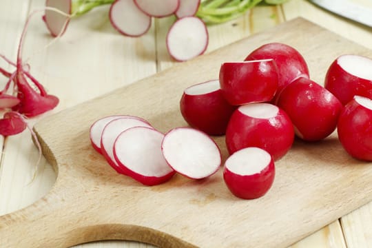 Radieschen sind besonders vielseitig: Sie eignen sich wegen ihres scharfen Geschmacks hervorragend in einer Kartoffel-Kresse-Suppe oder als Zutat im Krabbenrührei.