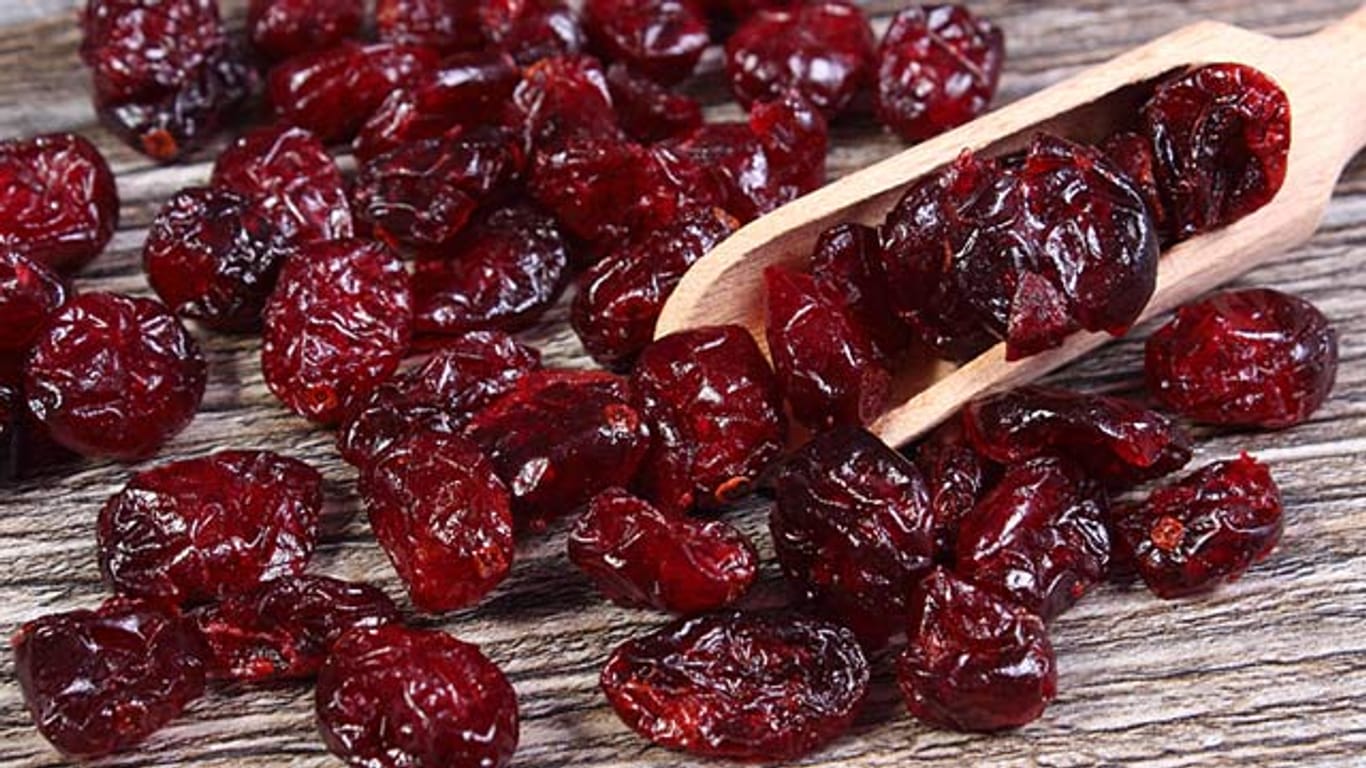 Cranberrys gelten als bewährtes Mittel gegen Blasenentzündung. Doch es gibt noch viel mehr natürliche Heilmittel, die helfen.