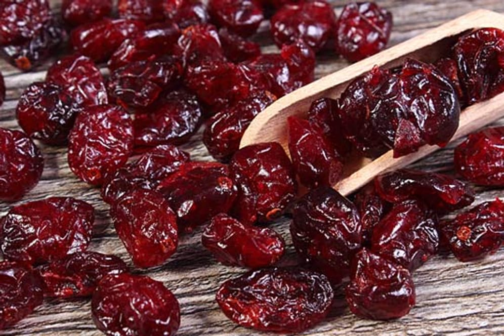 Cranberrys gelten als bewährtes Mittel gegen Blasenentzündung. Doch es gibt noch viel mehr natürliche Heilmittel, die helfen.