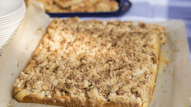 Ein Hefekuchen der besonderen Art: Die Mohn-Quarkmischung macht den Blechkuchen besonders saftig.