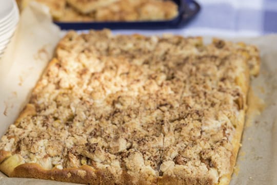 Ein Hefekuchen der besonderen Art: Die Mohn-Quarkmischung macht den Blechkuchen besonders saftig.