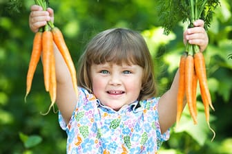 Giftige Pflanzen im Garten müssen nicht sein - Kinder lieben es, wenn sie im Nutzgarten selbst säen und ernten dürfen.