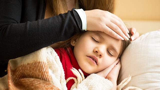 Blutvergiftung bei Kindern: Fieber, Blässe und Herzrasen sind Warnsignale.