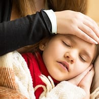Blutvergiftung bei Kindern: Fieber, Blässe und Herzrasen sind Warnsignale.