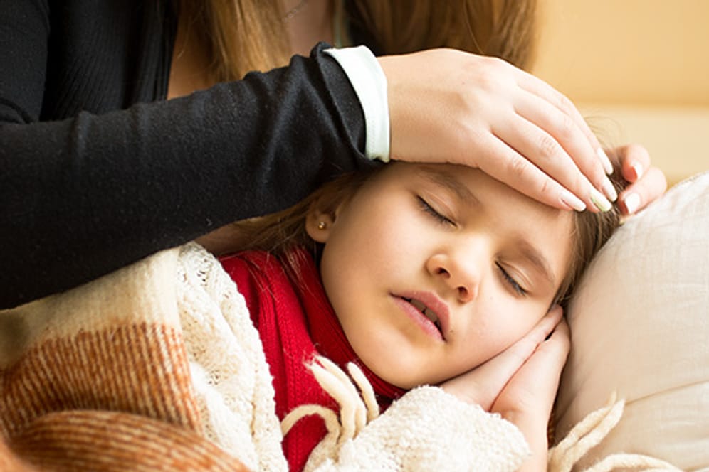 Blutvergiftung bei Kindern: Fieber, Blässe und Herzrasen sind Warnsignale.