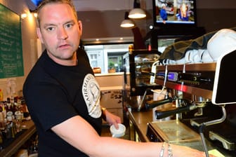 Christian Kahrmann hinter dem Tresen seines Cafés Kahrmann's Own.
