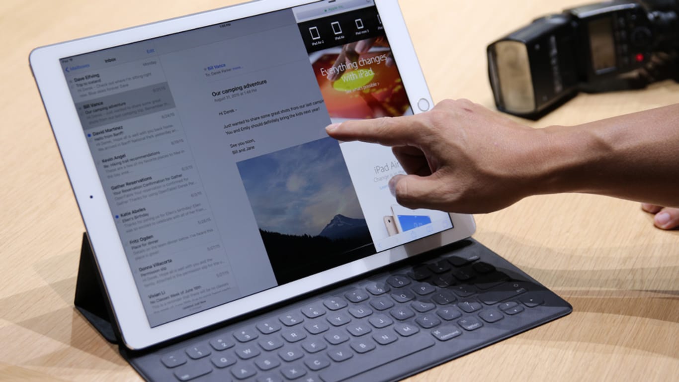 Das neue iPad Pro mit der als Zubehör erhältlichen Tastatur.