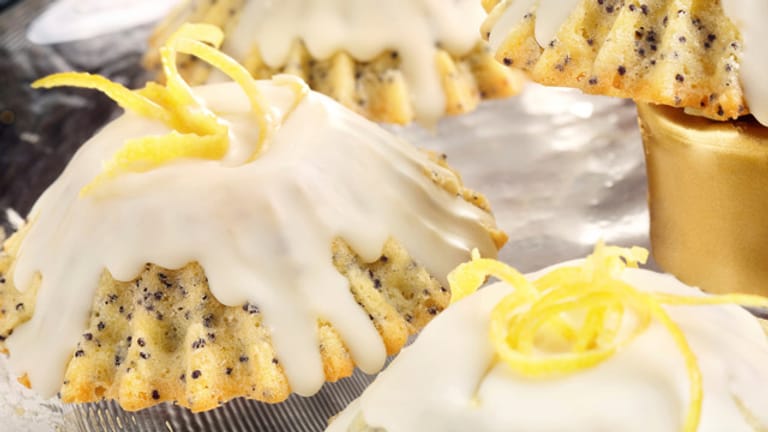 Süßer Snack für den Kaffeeklatsch mit Freunden oder der Familie: Fruchtige Mohn-Muffins mit Zitrone.