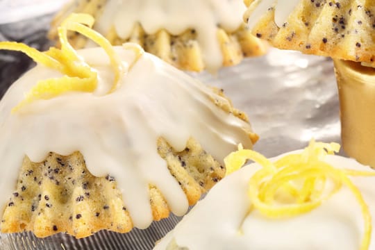 Süßer Snack für den Kaffeeklatsch mit Freunden oder der Familie: Fruchtige Mohn-Muffins mit Zitrone.