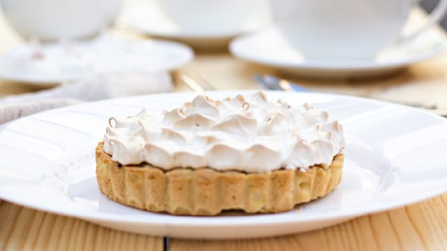 Die Baiserhaube zaubert aus einem einfachen Mohn-Marzipan-Kuchen ein ganz besonderes Törtchen.