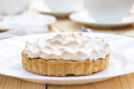 Die Baiserhaube zaubert aus einem einfachen Mohn-Marzipan-Kuchen ein ganz besonderes Törtchen.