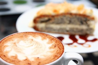 Mohnkuchn mit Schmand und Pudding lässt sich beliebig variieren und passt gut zum Nachmittagskaffee.