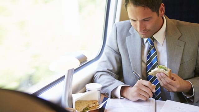 Die Anreise zählt nur als Arbeitszeit, wenn Sie währenddessen auch arbeiten und beispielsweise das bevorstehende Treffen vorbereiten.