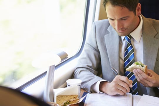 Die Anreise zählt nur als Arbeitszeit, wenn Sie währenddessen auch arbeiten und beispielsweise das bevorstehende Treffen vorbereiten.