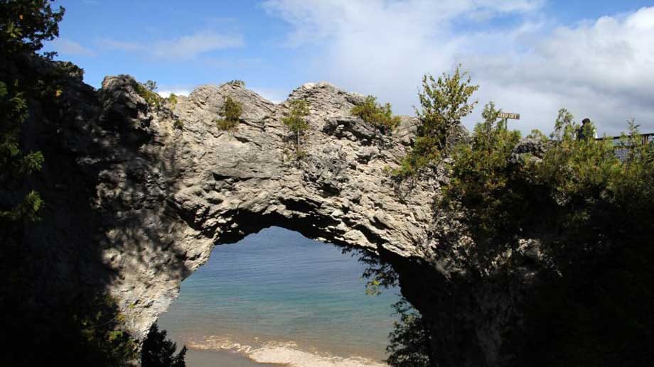 Die Forscher haben verschiedene Sandsteinarten untersucht. Man unterscheidet zementierten und unzementierten Sandstein. Bei zementiertem Gestein verkitten Mineralien die Sandkörner miteinander - ähnlich wie ein Klebstoff. Die Forscher haben verschiedene Sandsteinarten untersucht. Man unterscheidet zementierten und unzementierten Sandstein. Bei zementiertem Gestein verkitten Mineralien die Sandkörner miteinander - ähnlich wie ein Klebstoff.