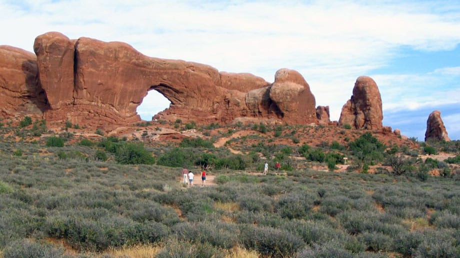 Doch auch unzementierter Sandstein kann enorm belastbar sein. Voraussetzung dafür ist, dass der Stein unter vertikalem Druck steht - wie etwa das sogenannte Südfenster in Moab im Arches National Park. Doch auch unzementierter Sandstein kann enorm belastbar sein. Voraussetzung dafür ist, dass der Stein unter vertikalem Druck steht - wie etwa das sogenannte Südfenster in Moab im Arches National Park.