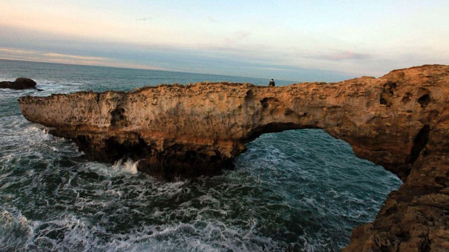 Unter diesen Bedingungen können dann atemberaubende Gesteinsformationen entstehen. Im Bild ein Steinbogen bei Biarritz in Frankreich. Unter diesen Bedingungen können dann atemberaubende Gesteinsformationen entstehen. Im Bild ein Steinbogen bei Biarritz in Frankreich.