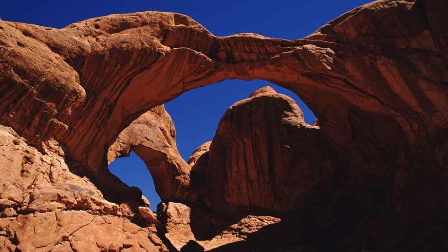 Double Arch im Arches Nationalpark: Faszinierende Bögen aus Sandstein. Double Arch im Arches Nationalpark: Faszinierende Bögen aus Sandstein.