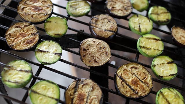 Aubergine und Zucchini eignen sich hervorragend als Grillgemüse.