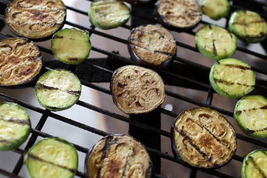 Aubergine und Zucchini eignen sich hervorragend als Grillgemüse.