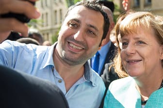 Selfie mit der Kanzlerin: Angela Merkel besucht Flüchtlinge.