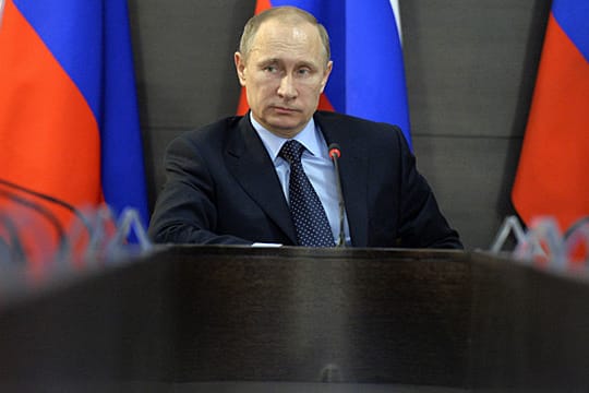 Russlands Präsident Wladimir Putin unterstützt offenbar verstärkt den syrischen Diktator Assad. Das weckt im Westen Befürchtungen.