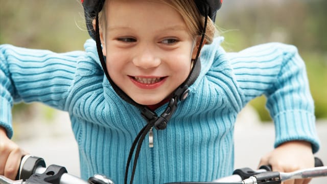 Haftpflicht: Ein Kind fährt mit dem Fahrrad über den Gehweg und stößt mit einem Auto zusammen - wer haftet?