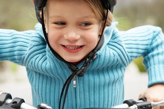 Haftpflicht: Ein Kind fährt mit dem Fahrrad über den Gehweg und stößt mit einem Auto zusammen - wer haftet?
