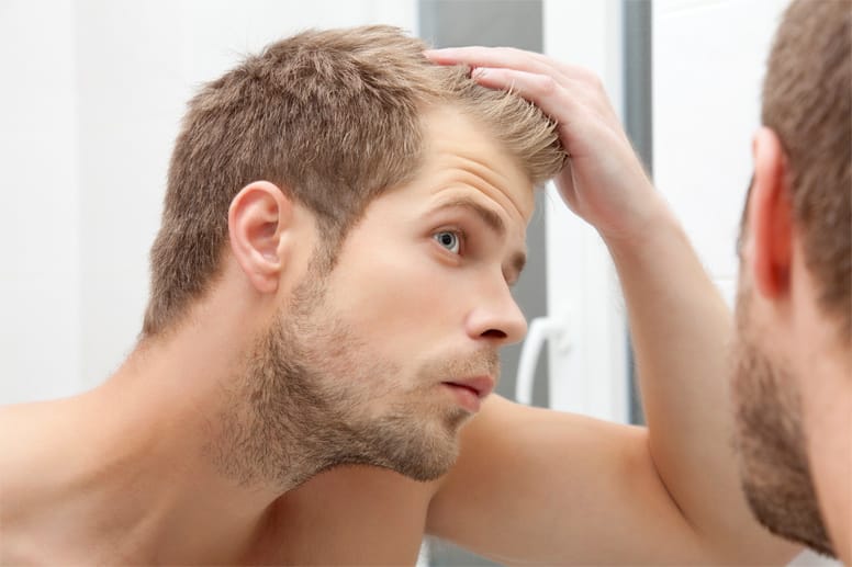 Wenn Sie Männerhaar richtig pflegen, können Sie es zugleich kräftigen. Wir verraten, was spezielle Shampoos und Kapseln wirklich können und geben Geheimtipps.