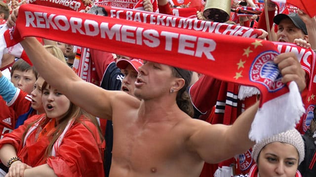 Die Bayern-Fans stehen in Piräus unter Polizeischutz.