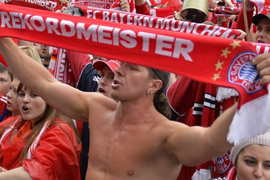 Die Bayern-Fans stehen in Piräus unter Polizeischutz.