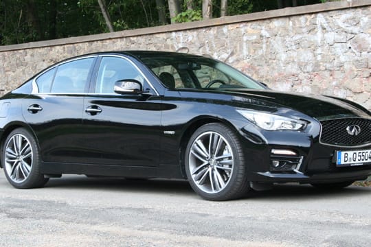 Infiniti Q50S Hybrid: Eine elegante Limousine mit einem bärenstarken Hybridantrieb.