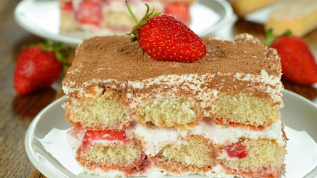 Frische Erdbeeren verleihen dem Dessert-Klassiker das gewisse Etwas.