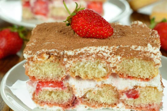 Frische Erdbeeren verleihen dem Dessert-Klassiker das gewisse Etwas.