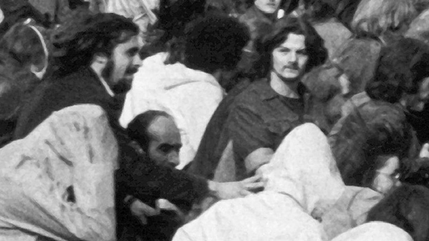 Teilnehmer einer Demonstration, darunter Joschka Fischer (Bildmitte) am 28. Mai 1974 in Frankfurt.