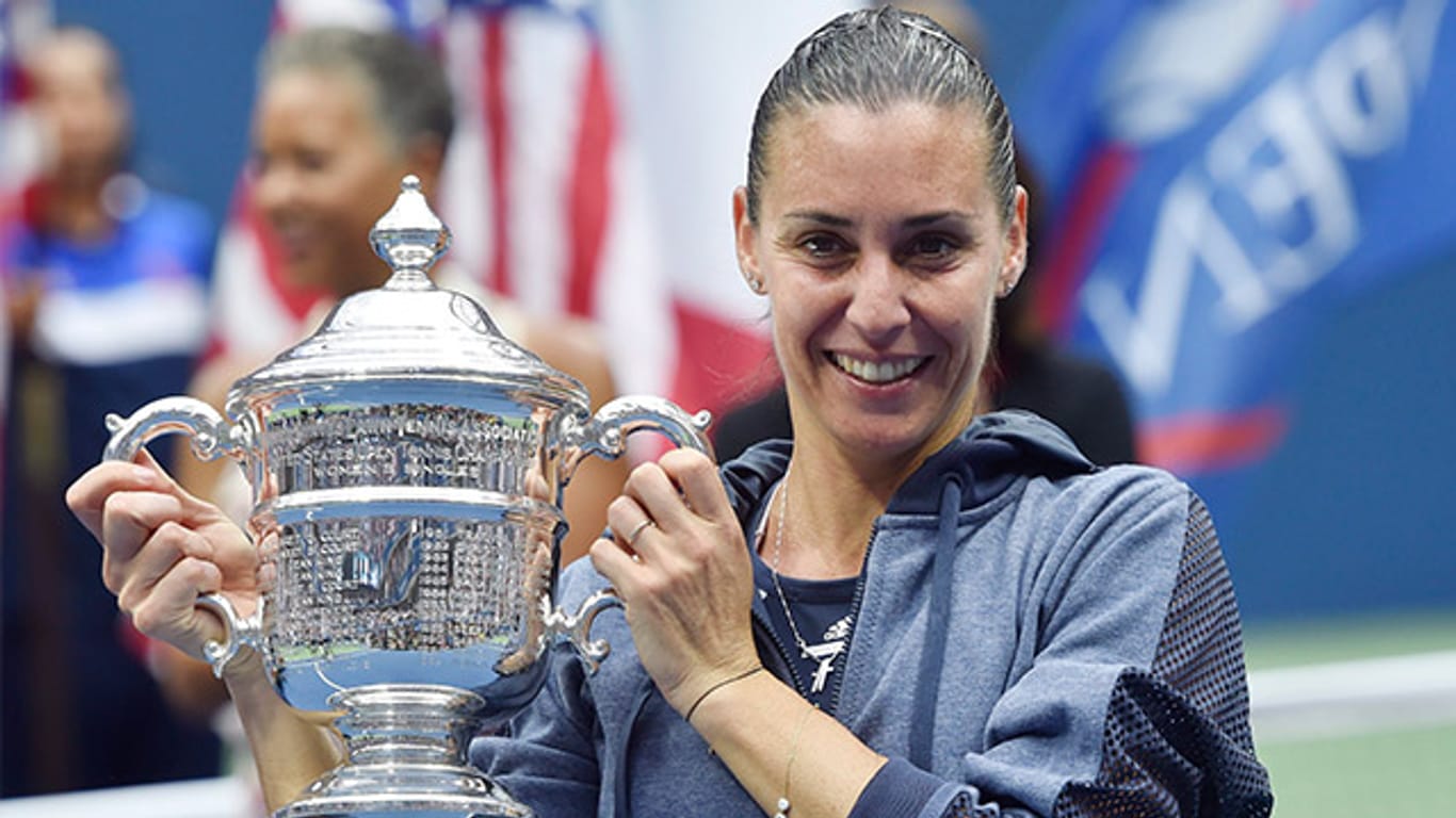 Flavia Pennetta stemmt stolz den Siegerpokal der US Open.