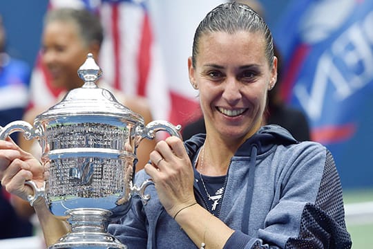 Flavia Pennetta stemmt stolz den Siegerpokal der US Open.