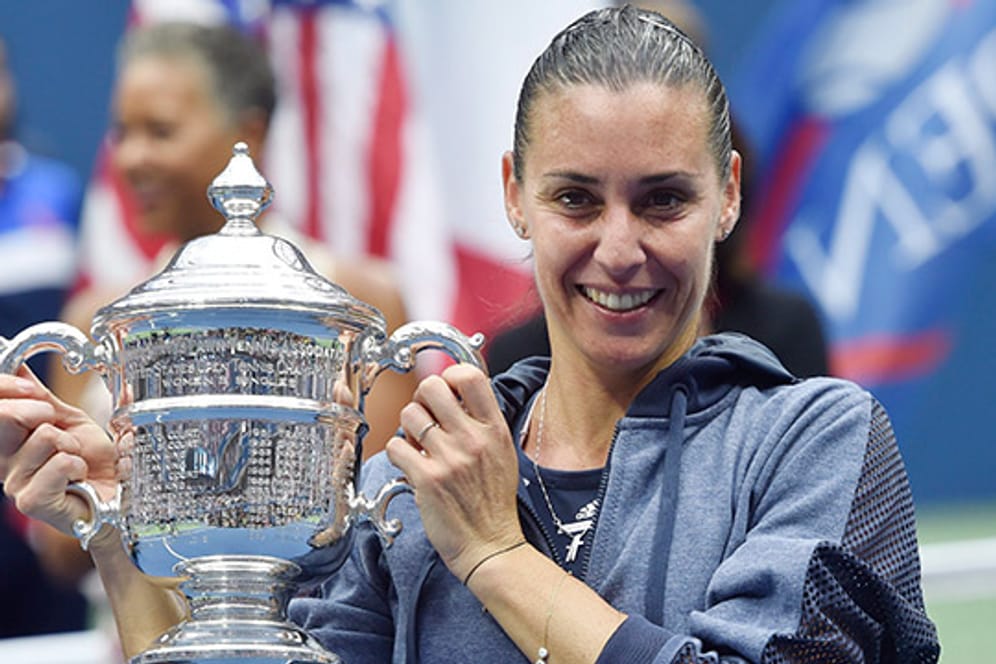 Flavia Pennetta stemmt stolz den Siegerpokal der US Open.