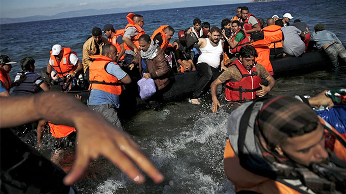 Syrische Flüchtlinge gehen auf der griechischen Insel Lesbos an Land.