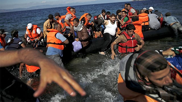 Syrische Flüchtlinge gehen auf der griechischen Insel Lesbos an Land.