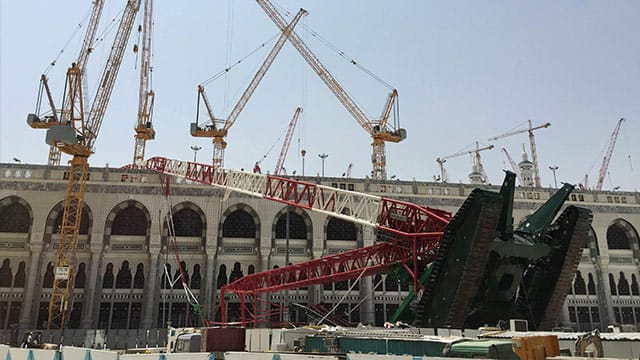 Der rot-weiße Baukran stürzte auf die Große Moschee.