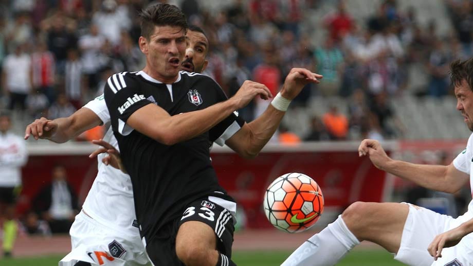 Mario Gomez überwindet die Verteidiger von Basaksehir gleich zweimal.