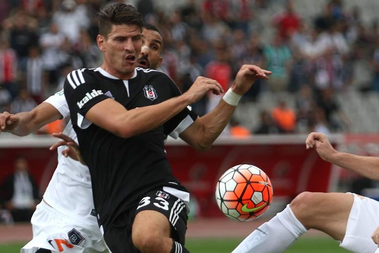 Mario Gomez überwindet die Verteidiger von Basaksehir gleich zweimal.