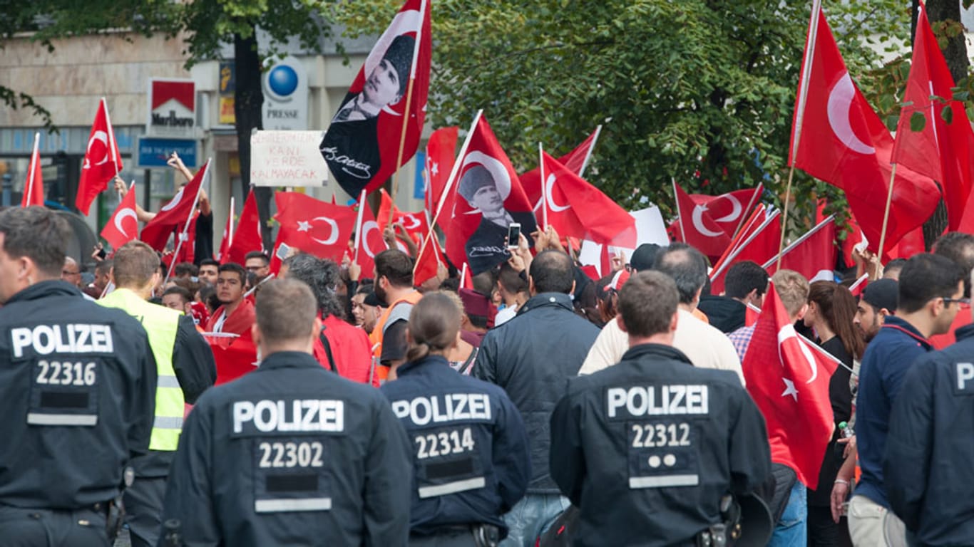 In mehreren Städten in Deutschland demonstrierten am Wochenende Gegner und Anhänger der PKK. In Berlin zeigten die Menschen ihre Unterstützung für den Kurs der türkischen Regierung.