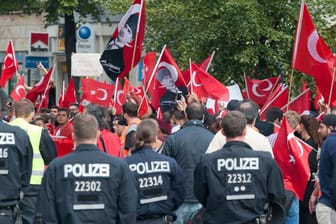 In mehreren Städten in Deutschland demonstrierten am Wochenende Gegner und Anhänger der PKK. In Berlin zeigten die Menschen ihre Unterstützung für den Kurs der türkischen Regierung.