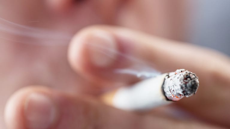 Beim Rauchen setzt man sich permanent einer leichten Kohlenmonoxidvergiftung aus. Dies hat jedoch keine ernsthafteren Folgen.